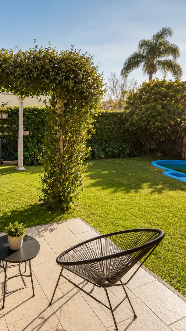 Portada del video: jardín con pérgola, pileta y sector de descanso